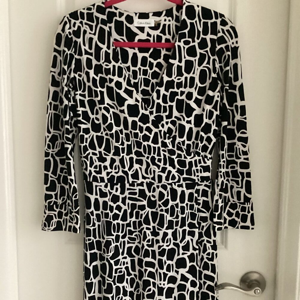 Calvin Klein Black & White pattern Wrap Dress (2)